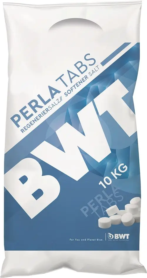 Tüte mit BWT Regeneriersalz in Form von weißen Tabletten, 10 kg, zur Nutzung in Wasserenthärtungsanlagen. Verpackung mit blauem und weißem Design.